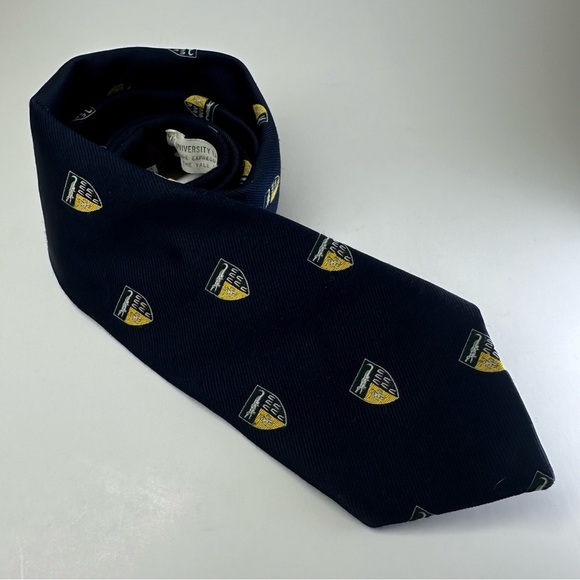 Rivetz of Boston Yale University Law School Tie Crest Navy 57” X 3.25” Vintage - Picture 3 of 9